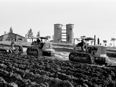 Foto dei lavori di aratura con doppia cingoletta trainata