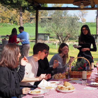 Persone che mangiano al tavolo del picnic