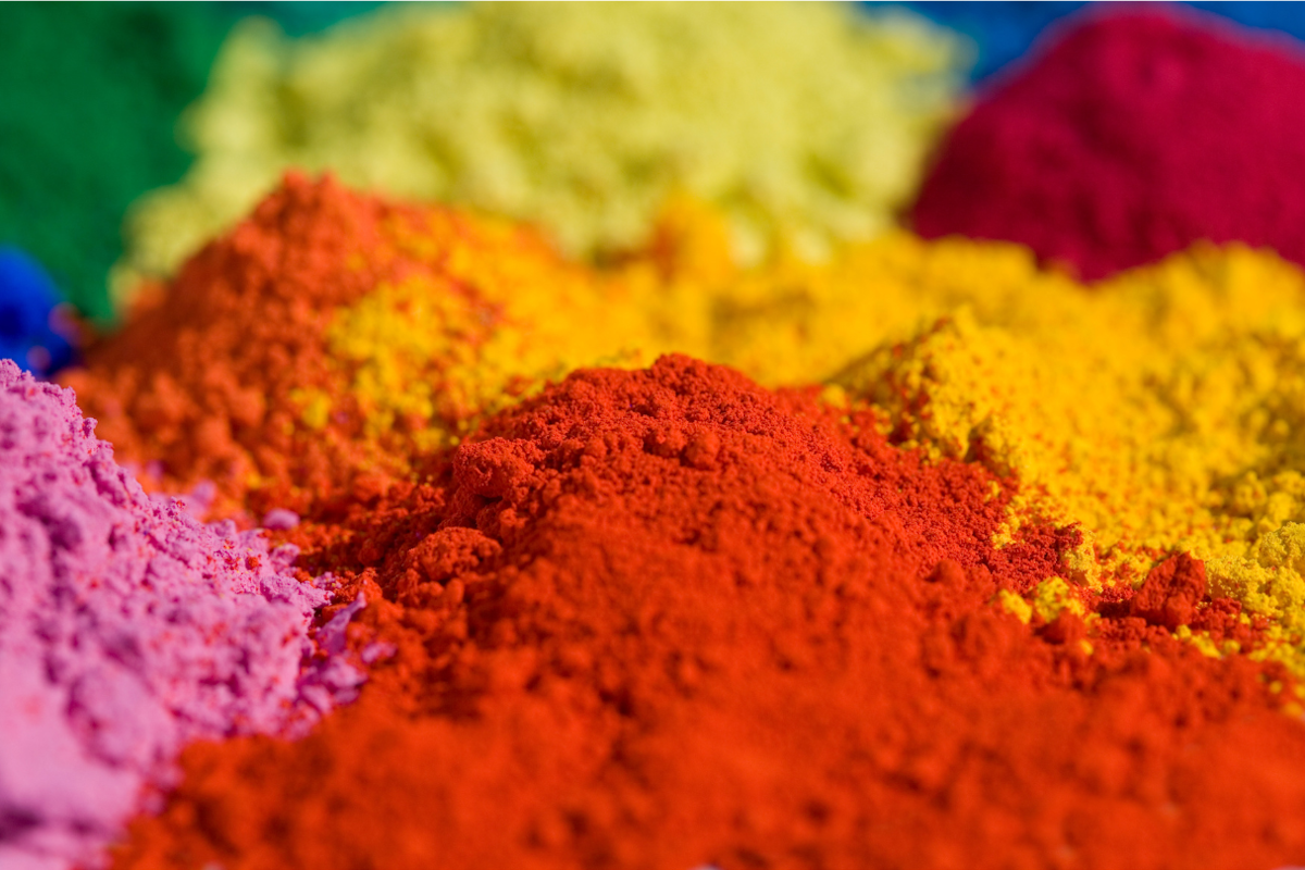 mucchietti di pigmenti colorati