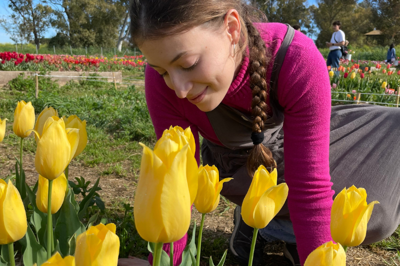 Ragazza con tulipani