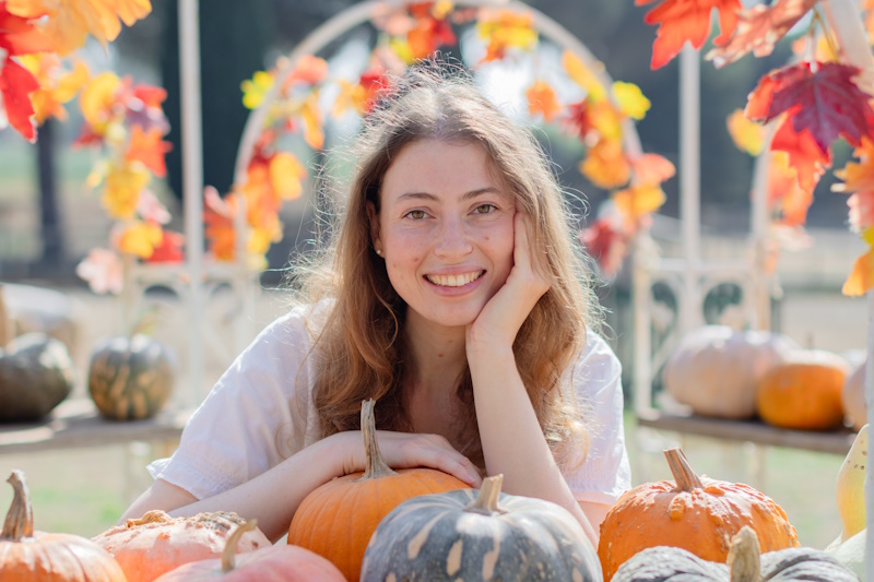 ragazza in un gazebo con zucche