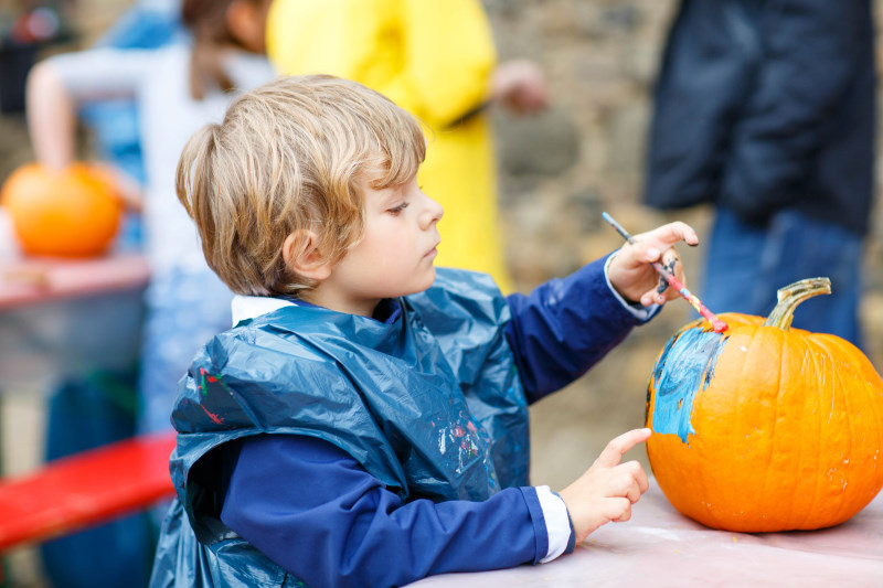 Bambino che dipinge una zucca