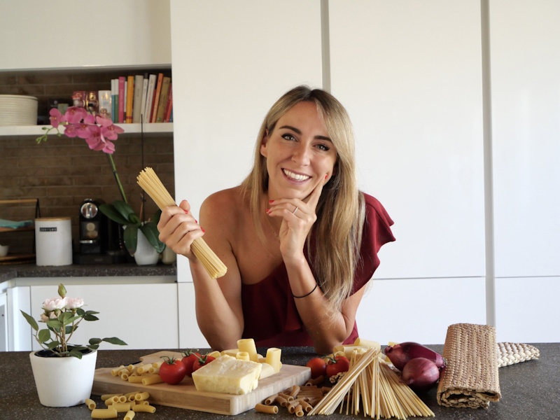 Uomo che serve carne alla griglia